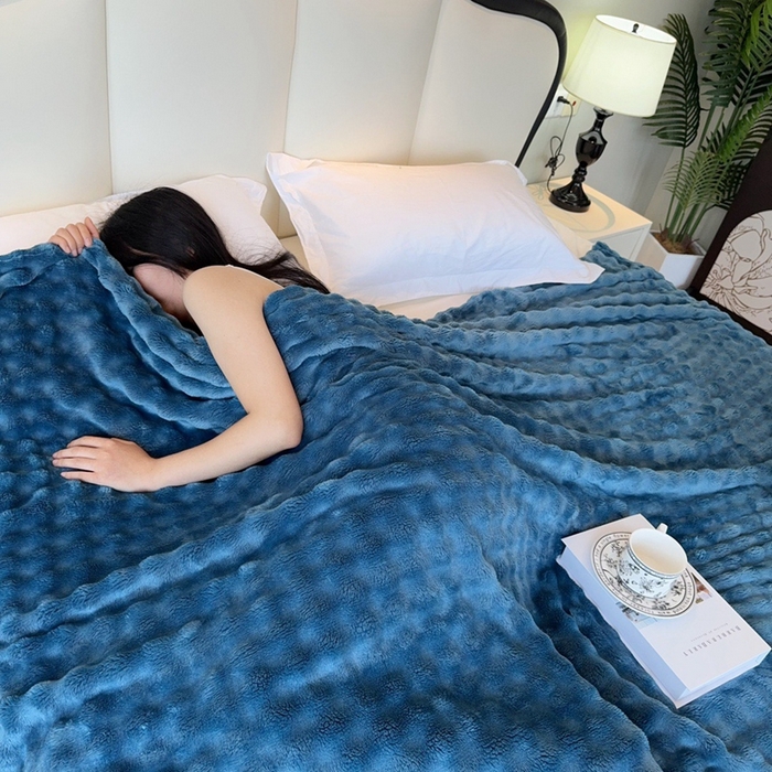91家纺网 家纺一手货源 找家纺 兜米家居 2024新款纯色仿兔毛泡泡毛毯牛奶绒毛毯午睡毯 普鲁蓝