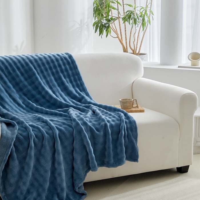 91家纺网 家纺一手货源 找家纺 巴木赫 2024新款法兰绒泡泡卷边毯子毛毯 灰蓝