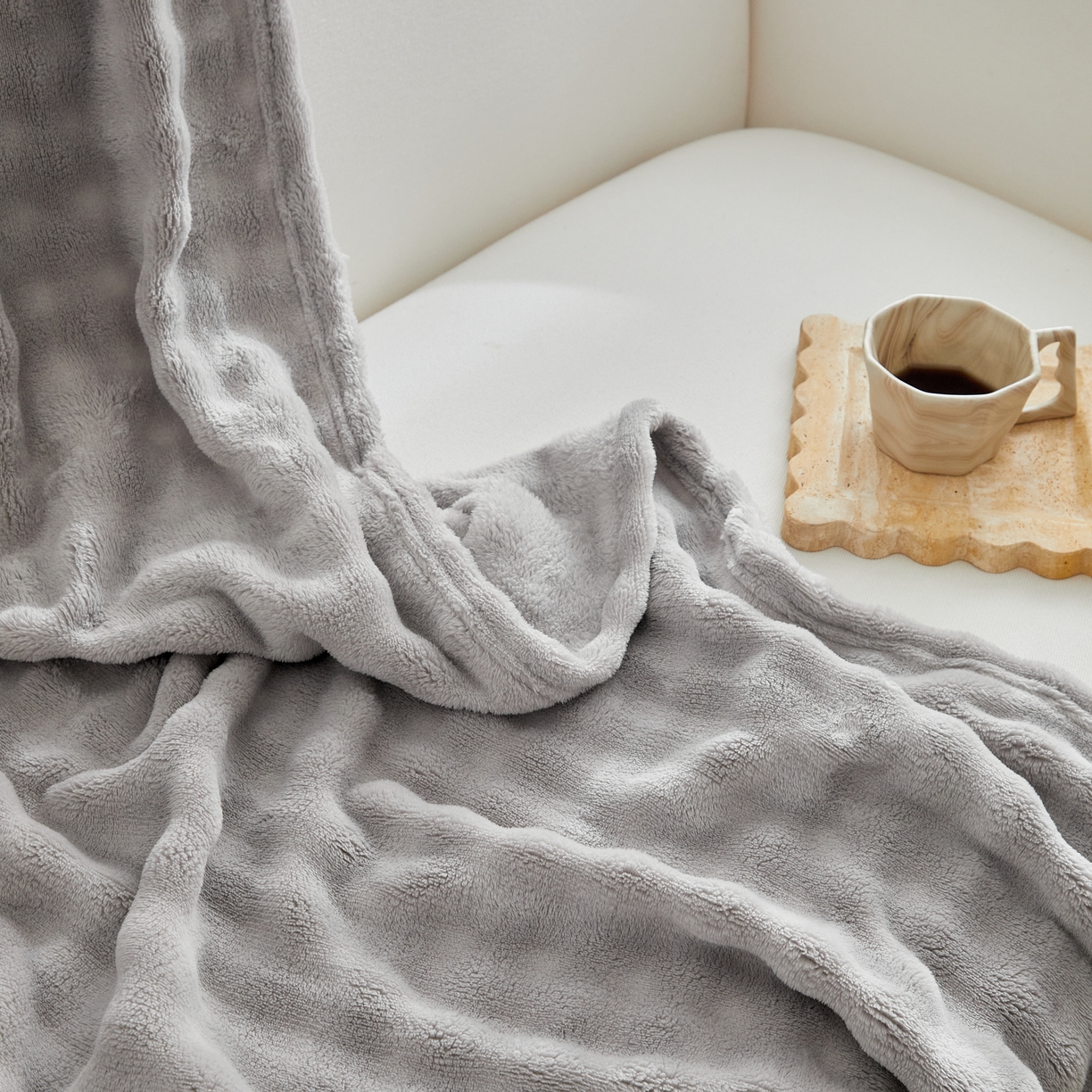 91家纺网 家纺一手货源 找家纺 巴木赫 2024新款法兰绒泡泡卷边毯子毛毯 银灰