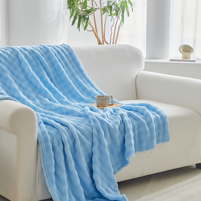 91家纺网 家纺一手货源 找家纺 巴木赫 2024新款法兰绒泡泡卷边毯子毛毯 亮蓝