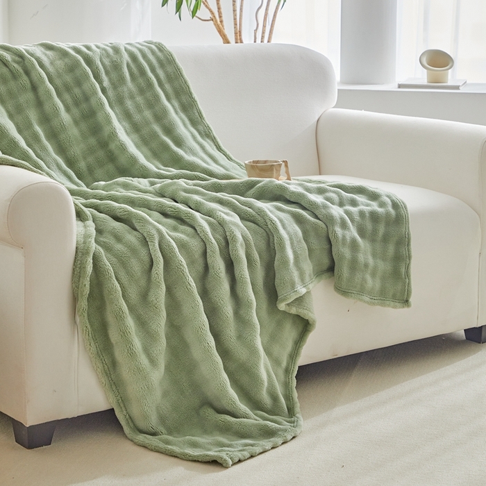 91家纺网 家纺一手货源 找家纺 巴木赫 2024新款法兰绒泡泡卷边毯子毛毯 抹茶绿