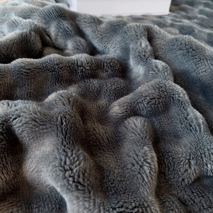 91家纺网 家纺一手货源 找家纺 兜米家居 2024新款纯色仿兔毛泡泡毛毯牛奶绒毛毯午睡毯 深灰色