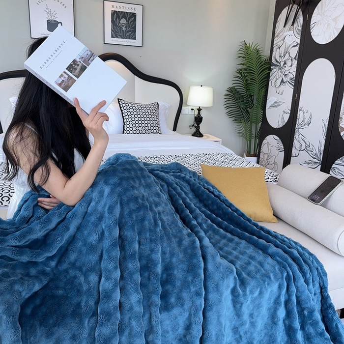 91家纺网 家纺一手货源 找家纺 兜米家居 2024新款纯色仿兔毛泡泡毛毯牛奶绒毛毯午睡毯 普鲁蓝