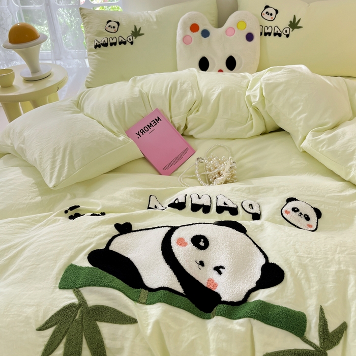 91家纺网 家纺一手货源 找家纺 卡迪熊家纺 2024新款水洗m毛巾绣四件套系列 翠竹熊猫