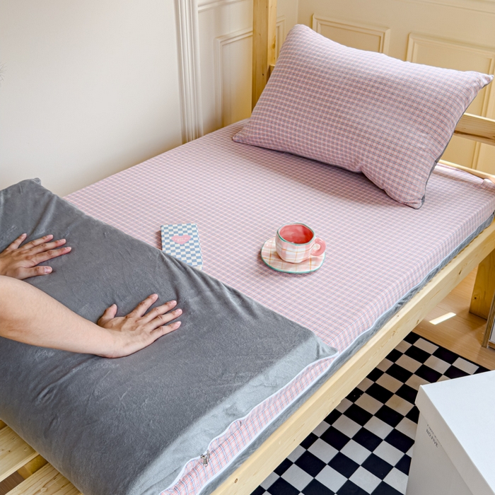 91家纺网 家纺一手货源 找家纺 金丝鸟家纺 2024新款全棉色织水洗棉水晶绒床垫套 红色蓝条田格