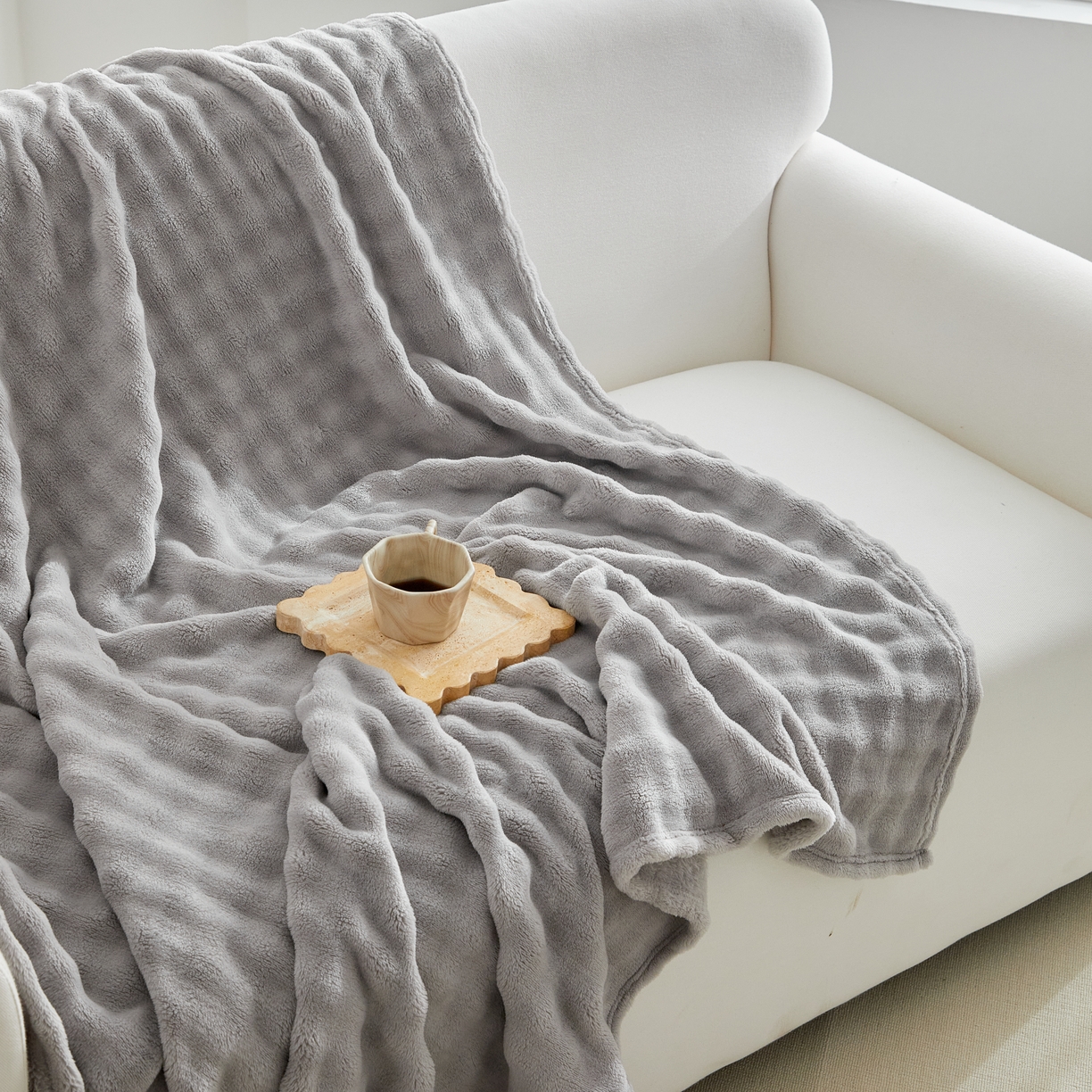 91家纺网 家纺一手货源 找家纺 巴木赫 2024新款法兰绒泡泡卷边毯子毛毯 银灰