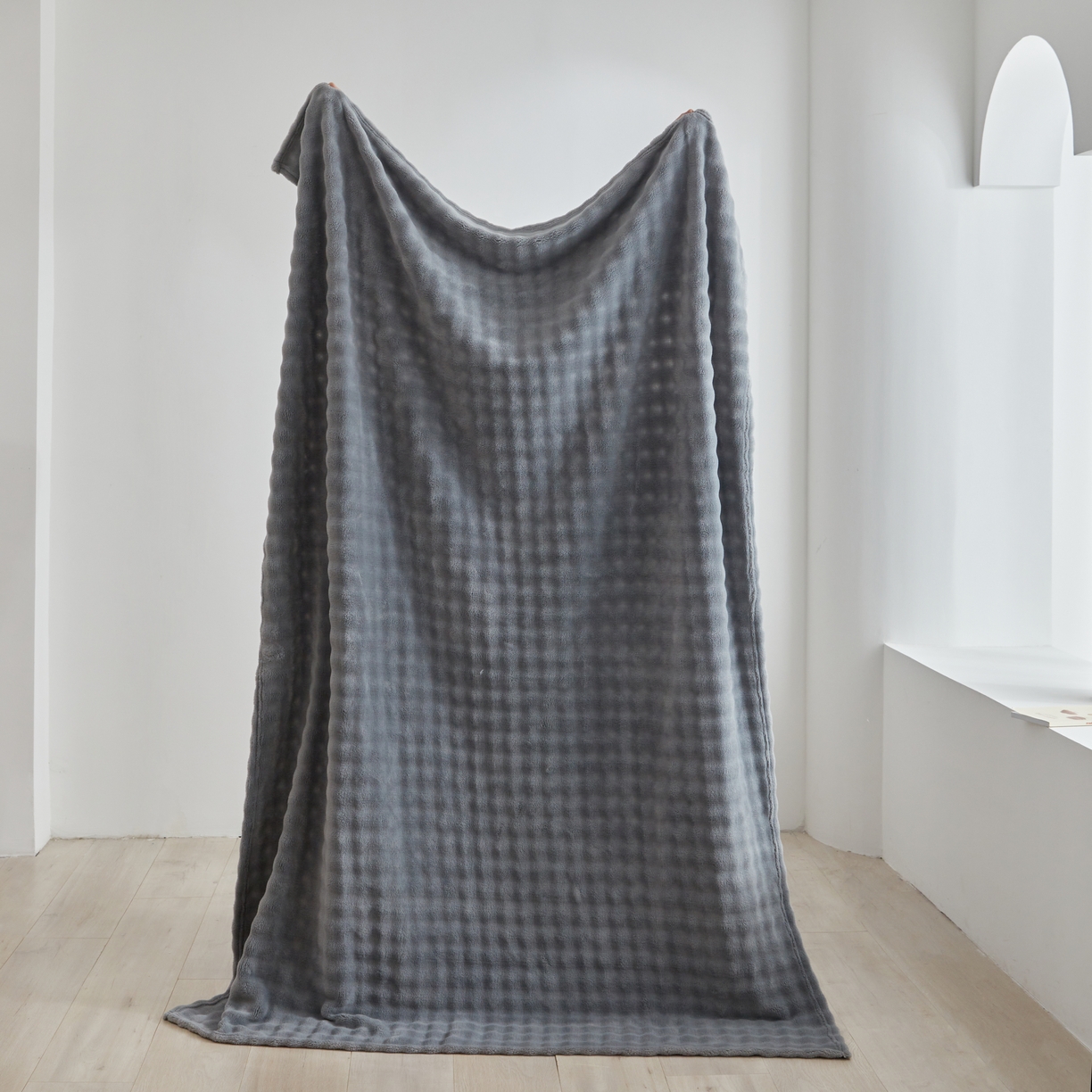 91家纺网 家纺一手货源 找家纺 巴木赫 2024新款法兰绒泡泡卷边毯子毛毯 深灰