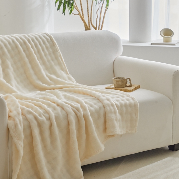 91家纺网 家纺一手货源 找家纺 巴木赫 2024新款法兰绒泡泡卷边毯子毛毯 米白