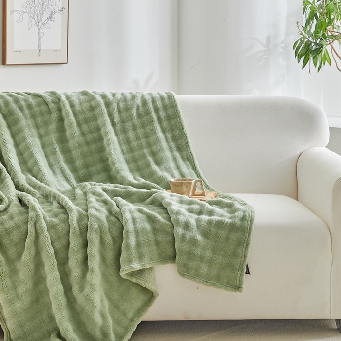 91家纺网 家纺一手货源 找家纺 巴木赫 2024新款法兰绒泡泡卷边毯子毛毯 抹茶绿