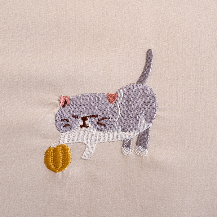 91家纺网 家纺一手货源 找家纺 梧桐家居 2024新款全棉磨毛刺绣四件套-糖果小猫 糖果小猫-米白