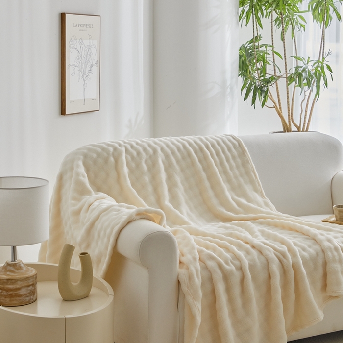 91家纺网 家纺一手货源 找家纺 巴木赫 2024新款法兰绒泡泡卷边毯子毛毯 米白