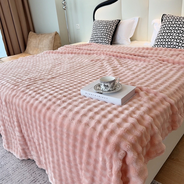 91家纺网 家纺一手货源 找家纺 兜米家居 2024新款纯色仿兔毛泡泡毛毯牛奶绒毛毯午睡毯 胭脂粉