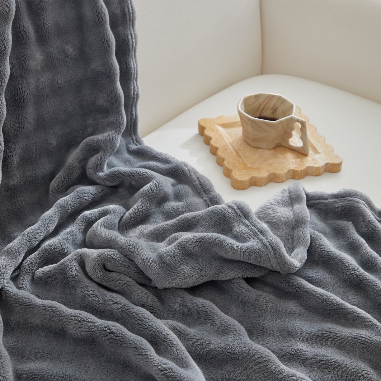 91家纺网 家纺一手货源 找家纺 巴木赫 2024新款法兰绒泡泡卷边毯子毛毯 深灰