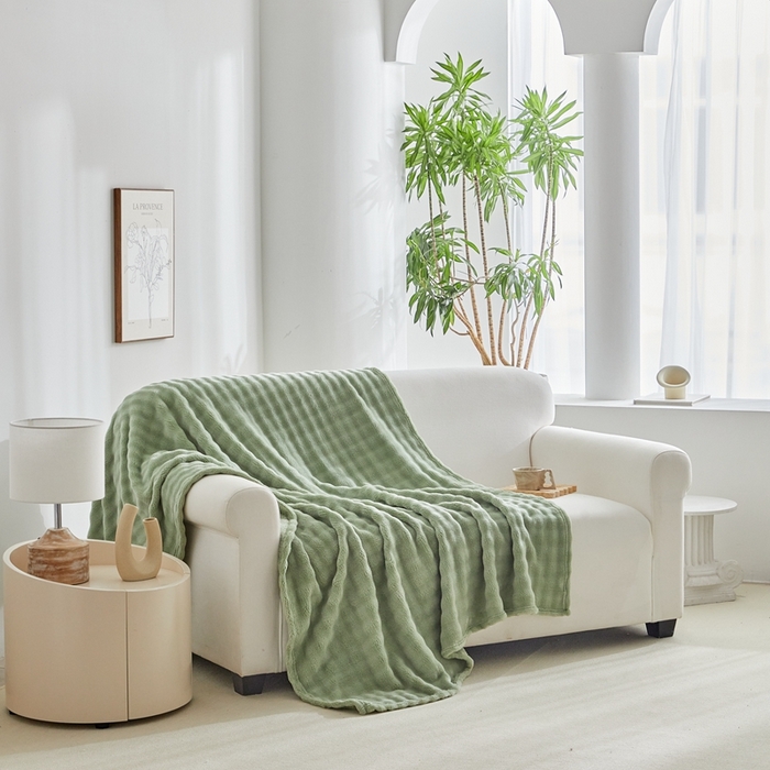 91家纺网 家纺一手货源 找家纺 巴木赫 2024新款法兰绒泡泡卷边毯子毛毯 抹茶绿