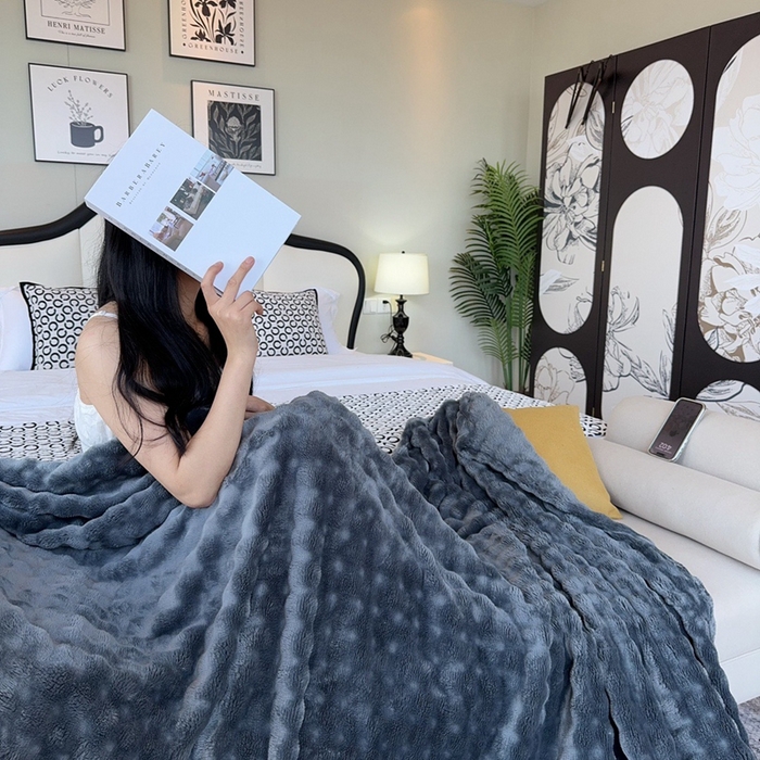 91家纺网 家纺一手货源 找家纺 兜米家居 2024新款纯色仿兔毛泡泡毛毯牛奶绒毛毯午睡毯 深灰色