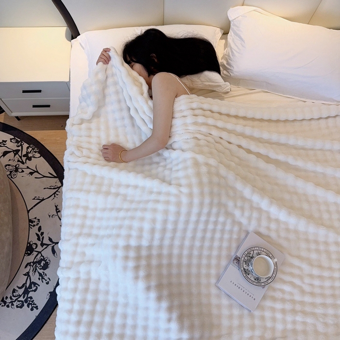 91家纺网 家纺一手货源 找家纺 兜米家居 2024新款纯色仿兔毛泡泡毛毯牛奶绒毛毯午睡毯 纯净白