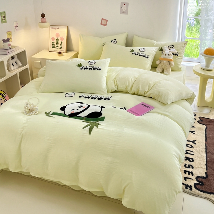 91家纺网 家纺一手货源 找家纺 卡迪熊家纺 2024新款水洗m毛巾绣四件套系列 翠竹熊猫