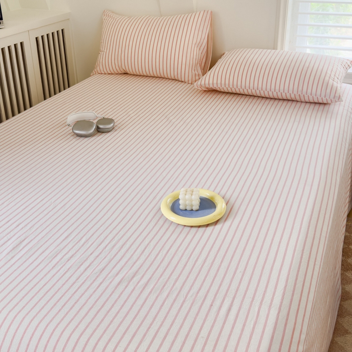 91家纺网 家纺一手货源 找家纺 金丝鸟家纺 2024新款A类全棉色织水洗棉单床单系列 桃粉中条