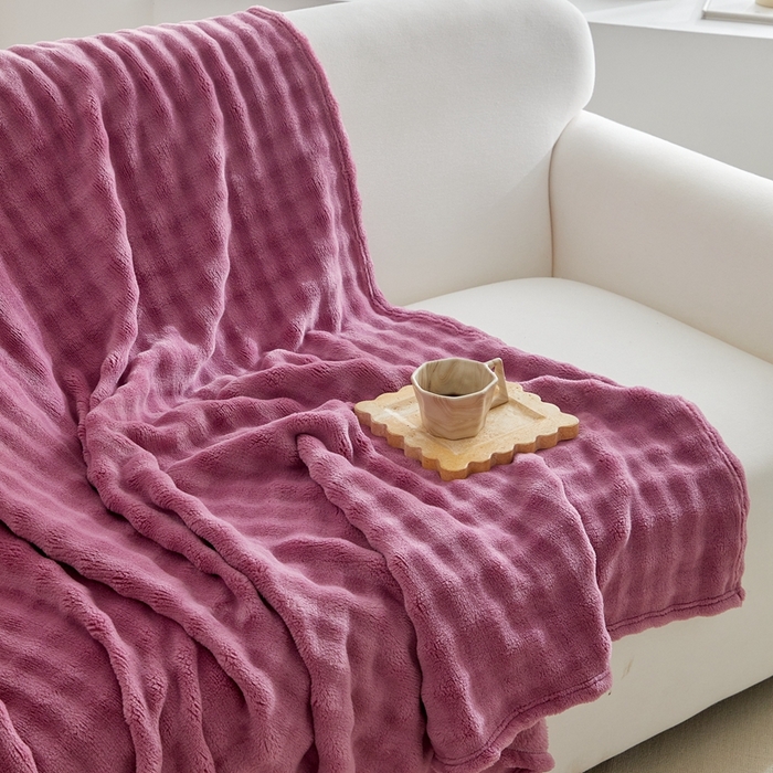 91家纺网 家纺一手货源 找家纺 巴木赫 2024新款法兰绒泡泡卷边毯子毛毯 玫红