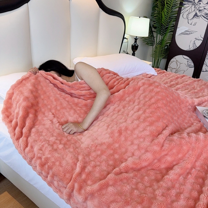 91家纺网 家纺一手货源 找家纺 兜米家居 2024新款纯色仿兔毛泡泡毛毯牛奶绒毛毯午睡毯 橘红色