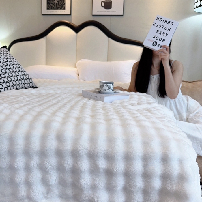 91家纺网 家纺一手货源 找家纺 （总）兜米家居 2024新款纯色仿兔毛泡泡毛毯牛奶绒毛毯午睡毯