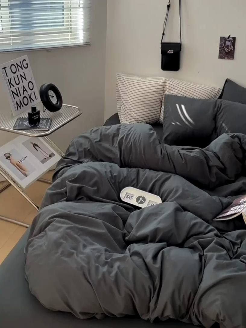 91家纺网 家纺一手货源 找家纺 卡迪熊家纺 2024新款ins风超柔褶皱亲肤磨毛水洗m四件套纯色系列-风格2 布鲁灰