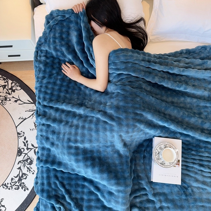 91家纺网 家纺一手货源 找家纺 兜米家居 2024新款纯色仿兔毛泡泡毛毯牛奶绒毛毯午睡毯 普鲁蓝