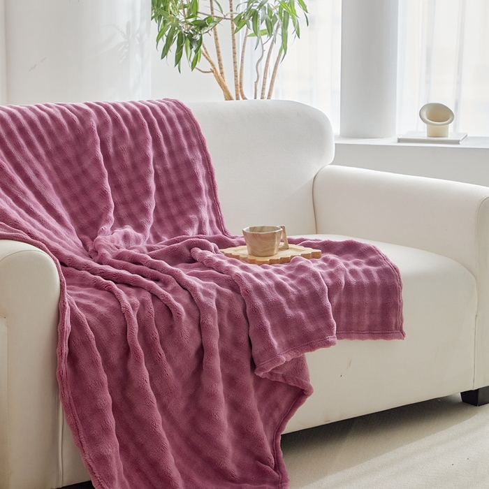 91家纺网 家纺一手货源 找家纺 巴木赫 2024新款法兰绒泡泡卷边毯子毛毯 玫红