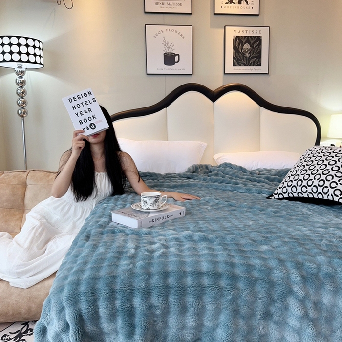 91家纺网 家纺一手货源 找家纺 兜米家居 2024新款纯色仿兔毛泡泡毛毯牛奶绒毛毯午睡毯 天青色