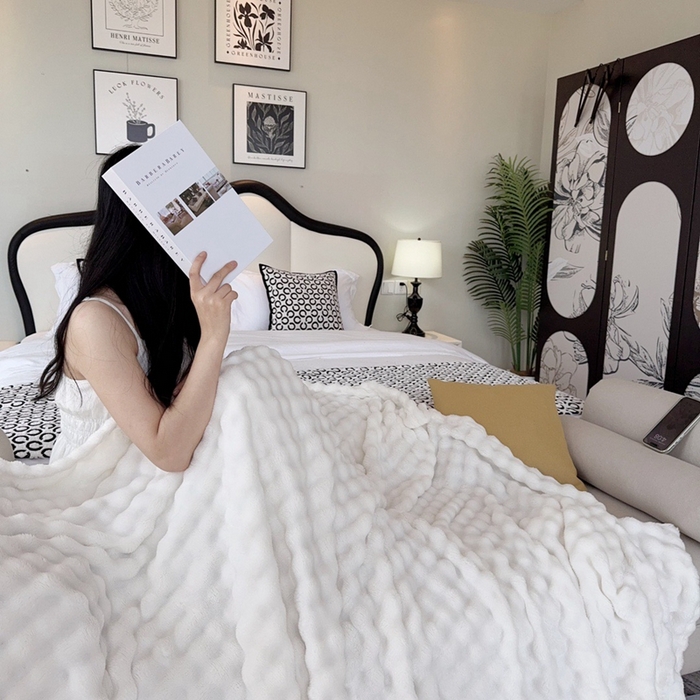 91家纺网 家纺一手货源 找家纺 兜米家居 2024新款纯色仿兔毛泡泡毛毯牛奶绒毛毯午睡毯 纯净白