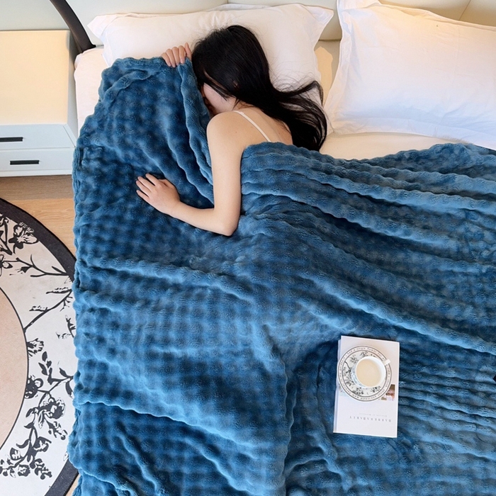 91家纺网 家纺一手货源 找家纺 兜米家居 2024新款纯色仿兔毛泡泡毛毯牛奶绒毛毯午睡毯 普鲁蓝
