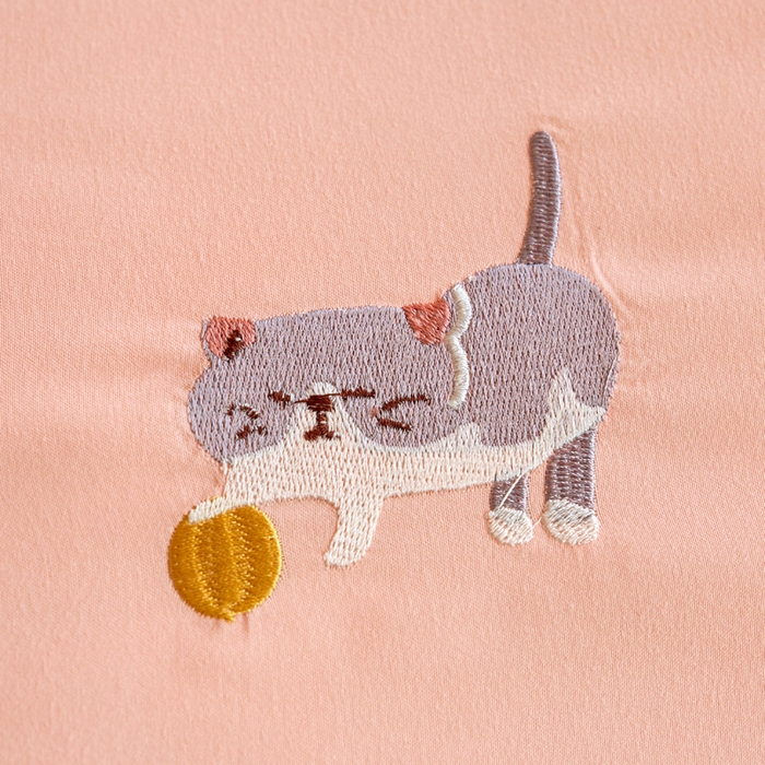 91家纺网 家纺一手货源 找家纺 梧桐家居 2024新款全棉磨毛刺绣四件套-糖果小猫 糖果小猫-浅粉