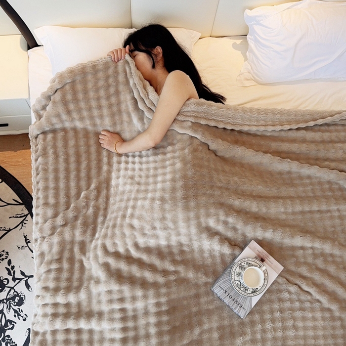 91家纺网 家纺一手货源 找家纺 兜米家居 2024新款纯色仿兔毛泡泡毛毯牛奶绒毛毯午睡毯 奶咖色