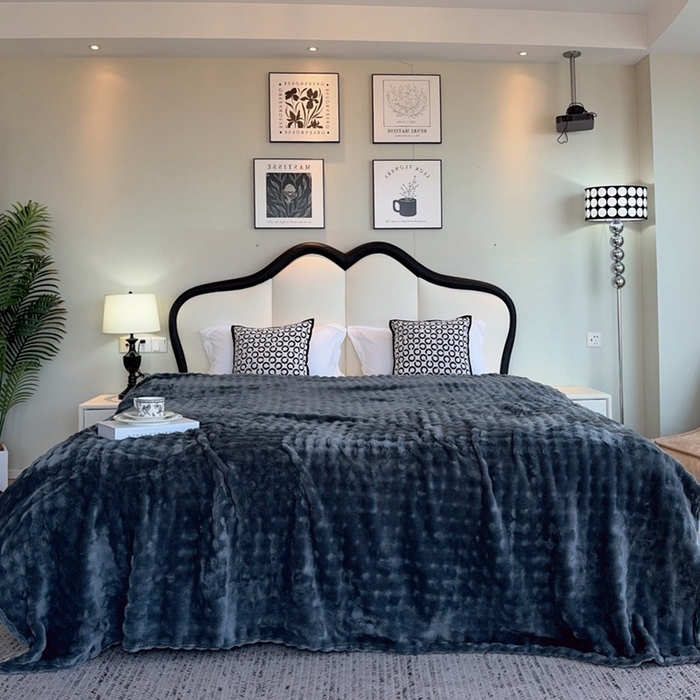 91家纺网 家纺一手货源 找家纺 兜米家居 2024新款纯色仿兔毛泡泡毛毯牛奶绒毛毯午睡毯 深灰色