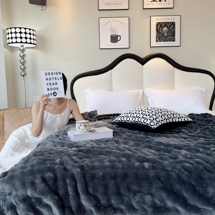 91家纺网 家纺一手货源 找家纺 兜米家居 2024新款纯色仿兔毛泡泡毛毯牛奶绒毛毯午睡毯 深灰色