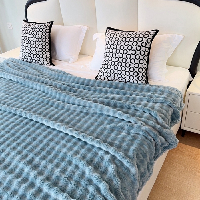 91家纺网 家纺一手货源 找家纺 兜米家居 2024新款纯色仿兔毛泡泡毛毯牛奶绒毛毯午睡毯 天青色