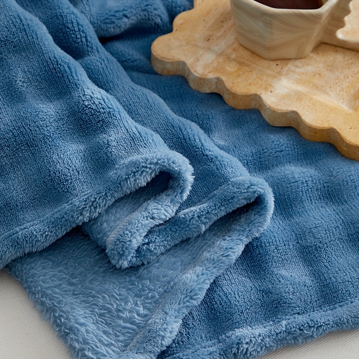 91家纺网 家纺一手货源 找家纺 巴木赫 2024新款法兰绒泡泡卷边毯子毛毯 灰蓝