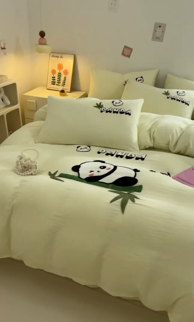 91家纺网 家纺一手货源 找家纺 卡迪熊家纺 2024新款水洗m毛巾绣四件套系列 翠竹熊猫