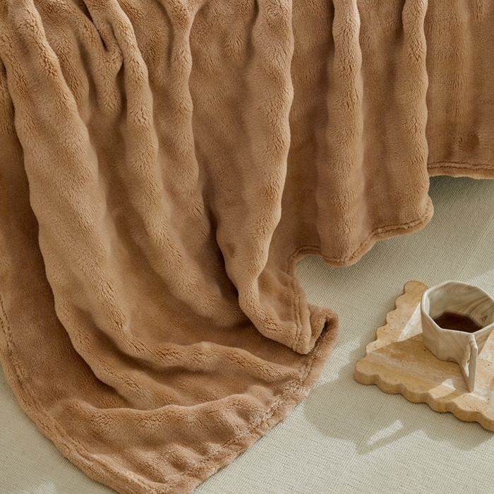 91家纺网 家纺一手货源 找家纺 巴木赫 2024新款法兰绒泡泡卷边毯子毛毯 卡其