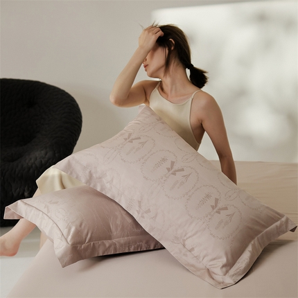 91家纺网 家纺一手货源 找家纺 8小时家纺 2024新款50s贡缎长绒棉提花系列单枕套 粉黛