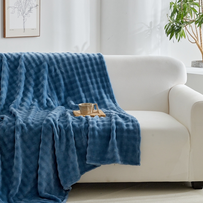 91家纺网 家纺一手货源 找家纺 巴木赫 2024新款法兰绒泡泡卷边毯子毛毯 灰蓝