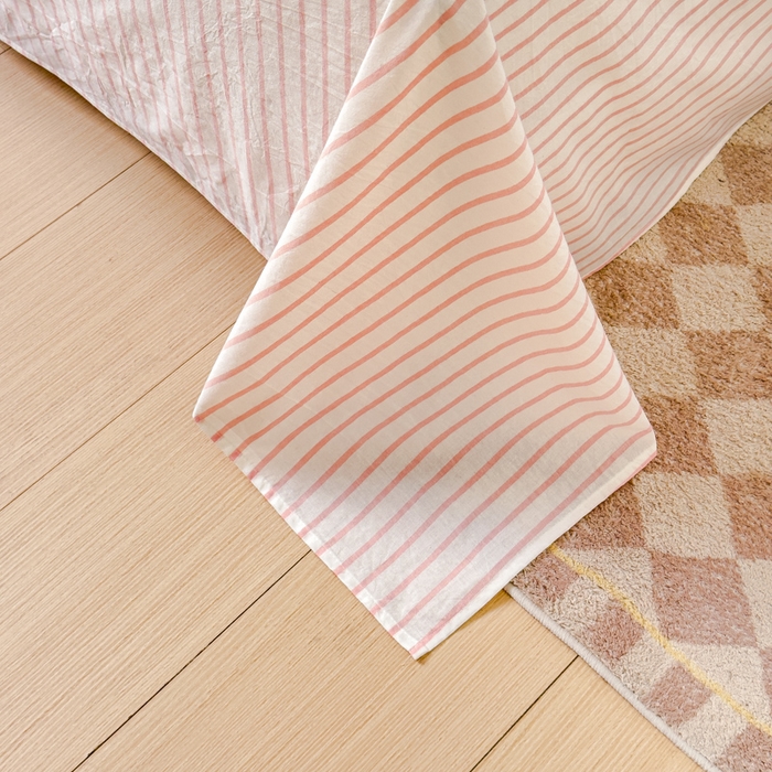 91家纺网 家纺一手货源 找家纺 金丝鸟家纺 2024新款A类全棉色织水洗棉单床单系列 桃粉中条