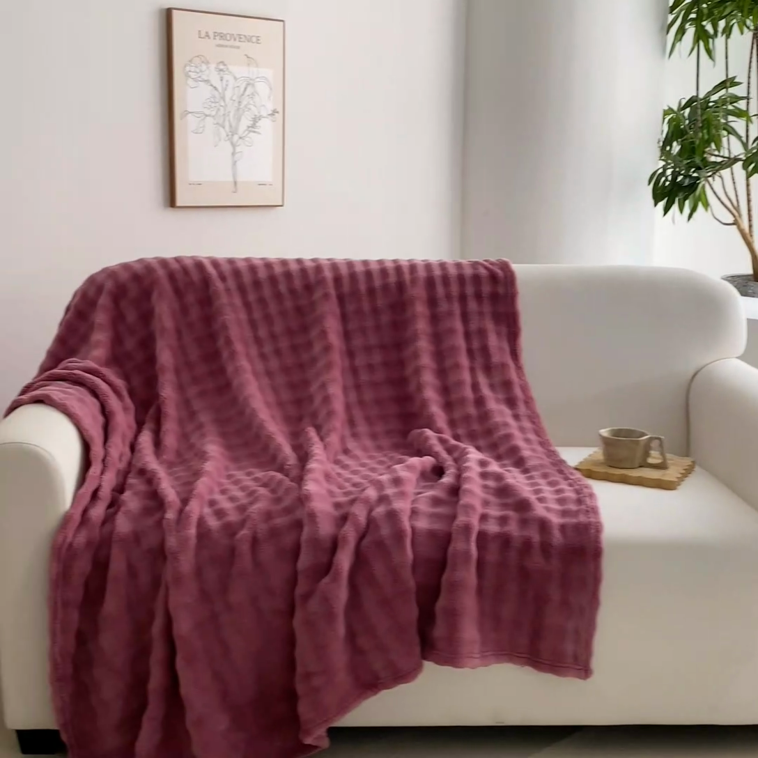 91家纺网 家纺一手货源 找家纺 巴木赫 2024新款法兰绒泡泡卷边毯子毛毯 玫红