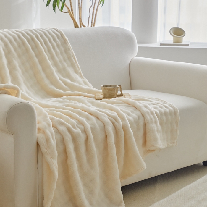 91家纺网 家纺一手货源 找家纺 巴木赫 2024新款法兰绒泡泡卷边毯子毛毯 米白