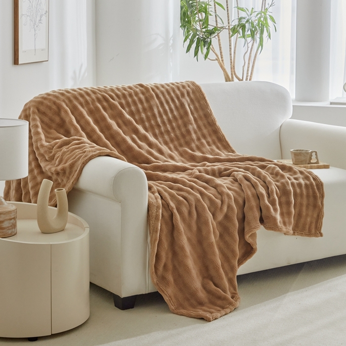 91家纺网 家纺一手货源 找家纺 巴木赫 2024新款法兰绒泡泡卷边毯子毛毯 卡其