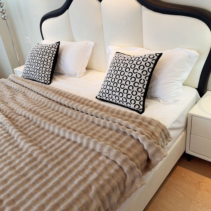 91家纺网 家纺一手货源 找家纺 兜米家居 2024新款纯色仿兔毛泡泡毛毯牛奶绒毛毯午睡毯 奶咖色