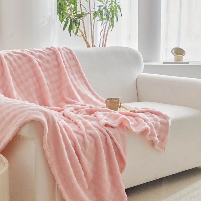 91家纺网 家纺一手货源 找家纺 巴木赫 2024新款法兰绒泡泡卷边毯子毛毯 玉粉