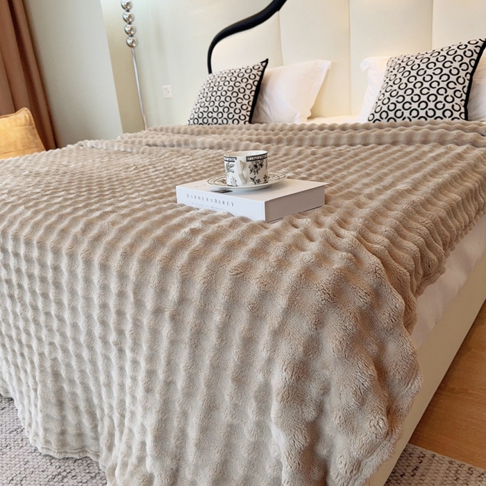 91家纺网 家纺一手货源 找家纺 兜米家居 2024新款纯色仿兔毛泡泡毛毯牛奶绒毛毯午睡毯 奶咖色