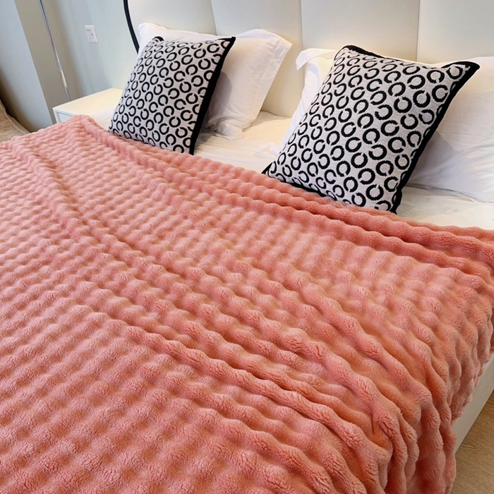 91家纺网 家纺一手货源 找家纺 兜米家居 2024新款纯色仿兔毛泡泡毛毯牛奶绒毛毯午睡毯 橘红色