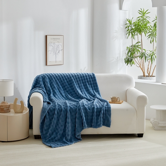 91家纺网 家纺一手货源 找家纺 巴木赫 2024新款法兰绒泡泡卷边毯子毛毯 灰蓝